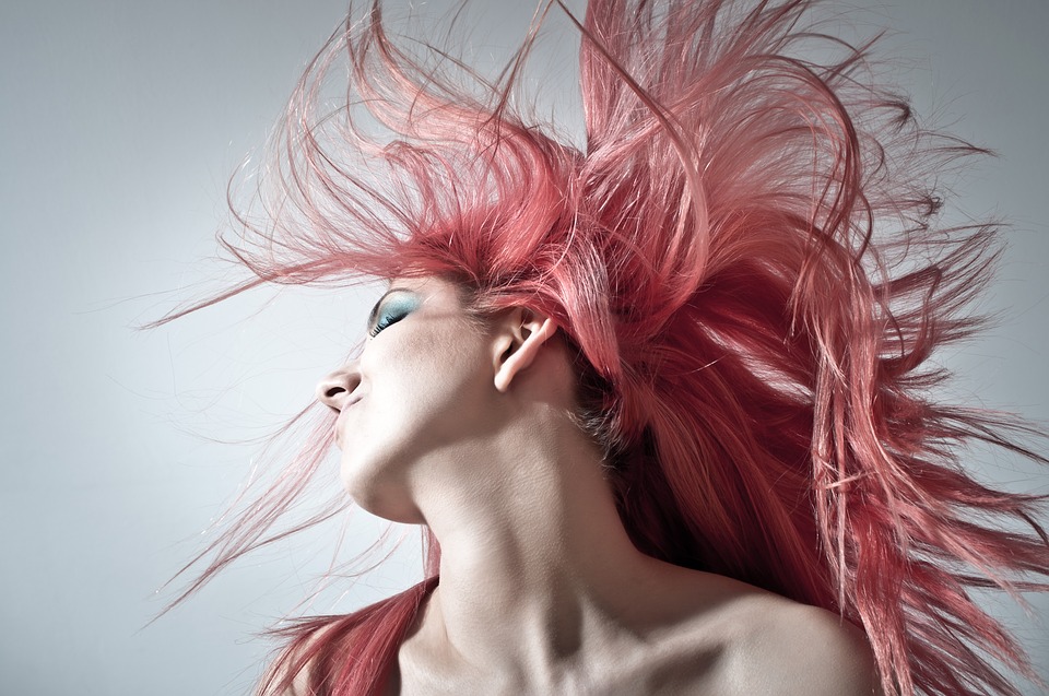 Astuces beauté : Rallonger ses cheveux grâce à des bandes adhésives